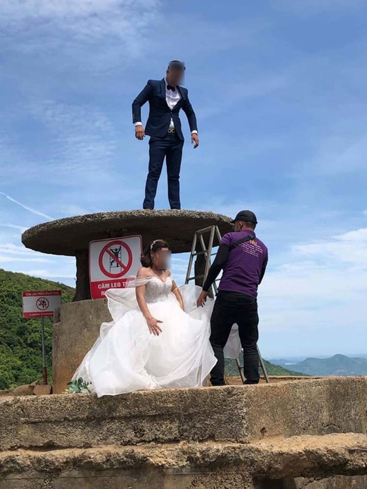 Bất chấp biển cấm, cặp đôi trèo lên di tích ở Đà Nẵng để có ảnh đẹp