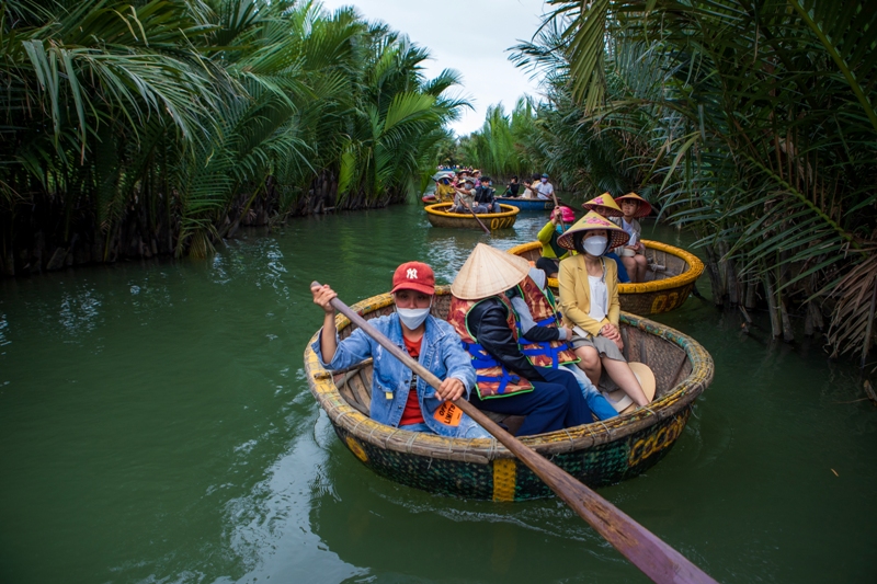 Khách du lịch được ngồi thúng khám phá rừng dừa 7 mẫu
